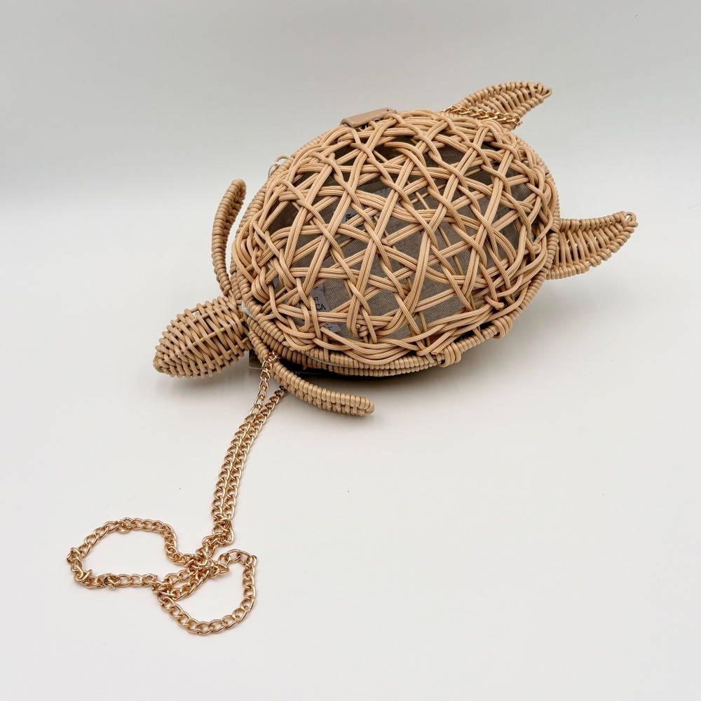 Tommy Bahama Woven Rattan Sea Turtle Crossbody Bag Natural Beige Gold Chain NEW - Picture 2 of 9
